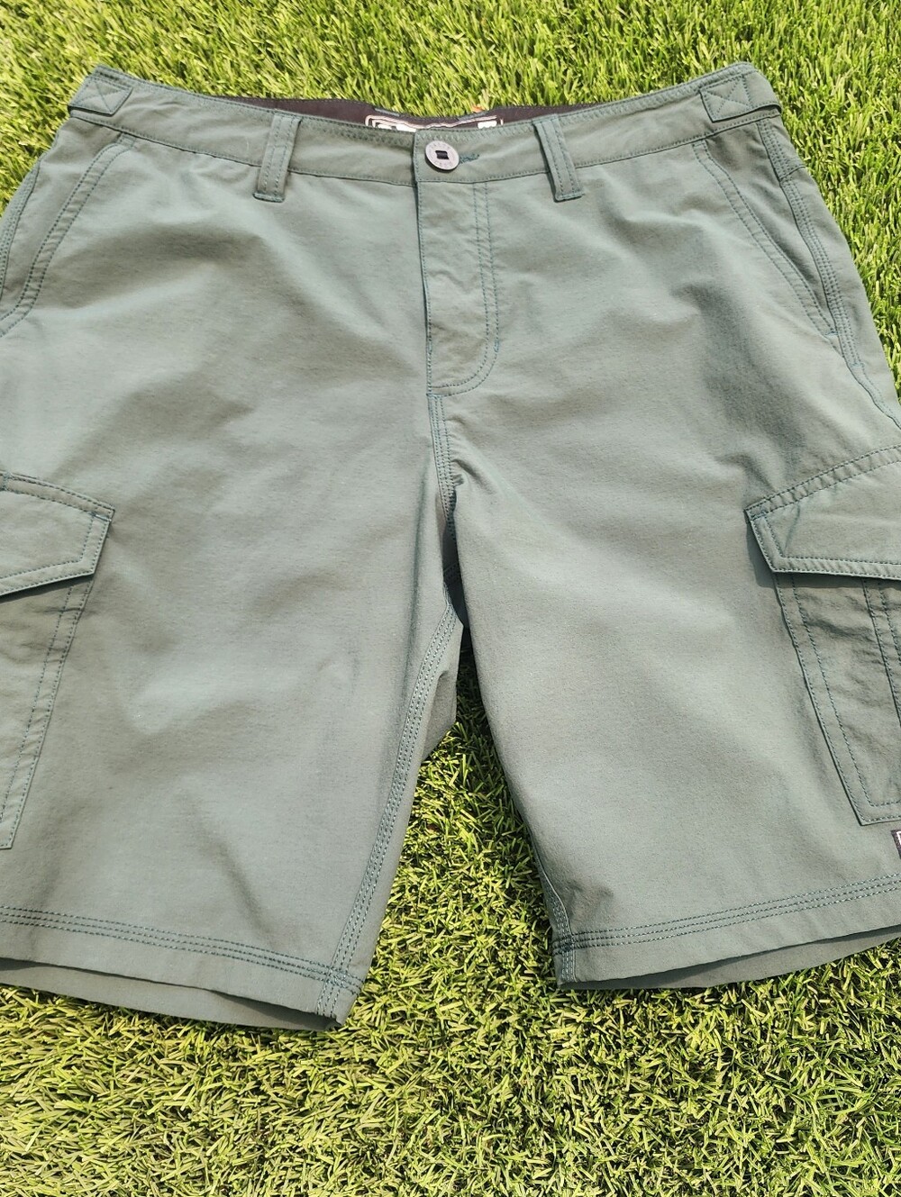Salty Crew Men Sz 32 Cargo Shorts Green Hybrid Flat Front Stretch Adjustable Str